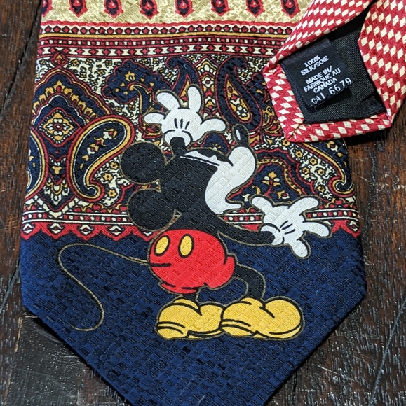 **Buy 2 get 3** Disney Mickey & Co Silk Tie | 100% Silk | Made in Canada - Picture 6 of 7